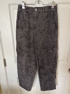 Pilcro Gray & Black Zebra-Print Cargo Capris